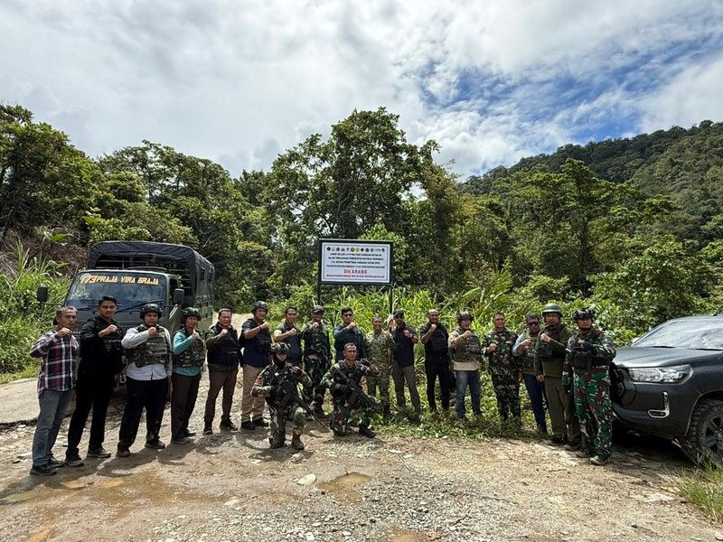 Satuan Tugas Penegakan Hukum (Satgas PKH) Korwil Nabire menertibkan aktivitas Penambangan Emas Tanpa Izin (PETI) di kawasan hutan wilayah Siriwo dan Uwapa, Kabupaten Nabire, Papua Tengah, Senin (4/5/2026) dini hari. (Dok. Puspen TNI)