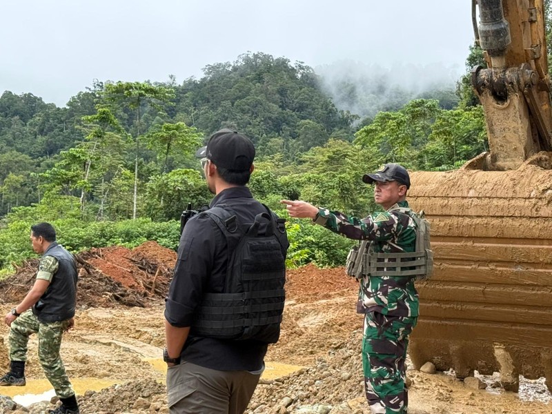 Satuan Tugas Penegakan Hukum (Satgas PKH) Korwil Nabire menertibkan aktivitas Penambangan Emas Tanpa Izin (PETI) di kawasan hutan wilayah Siriwo dan Uwapa, Kabupaten Nabire, Papua Tengah, Senin (4/5/2026) dini hari. (Dok. Puspen TNI)