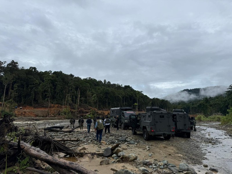 Satuan Tugas Penegakan Hukum (Satgas PKH) Korwil Nabire menertibkan aktivitas Penambangan Emas Tanpa Izin (PETI) di kawasan hutan wilayah Siriwo dan Uwapa, Kabupaten Nabire, Papua Tengah, Senin (4/5/2026) dini hari. (Dok. Puspen TNI)