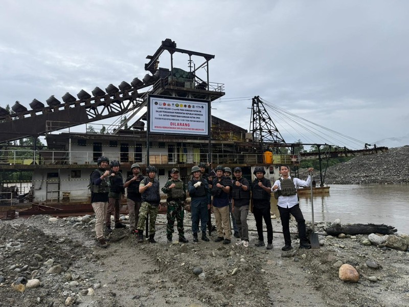 Satuan Tugas Penegakan Hukum (Satgas PKH) Korwil Nabire menertibkan aktivitas Penambangan Emas Tanpa Izin (PETI) di kawasan hutan wilayah Siriwo dan Uwapa, Kabupaten Nabire, Papua Tengah, Senin (4/5/2026) dini hari. (Dok. Puspen TNI)