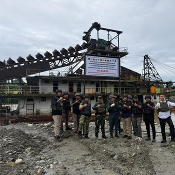 Satuan Tugas Penegakan Hukum (Satgas PKH) Korwil Nabire menertibkan aktivitas Penambangan Emas Tanpa Izin (PETI) di kawasan hutan wilayah Siriwo dan Uwapa, Kabupaten Nabire, Papua Tengah, Senin (4/5/2026) dini hari. (Dok. Puspen TNI)