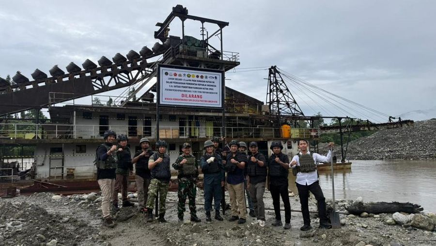 Satuan Tugas Penegakan Hukum (Satgas PKH) Korwil Nabire menertibkan aktivitas Penambangan Emas Tanpa Izin (PETI) di kawasan hutan wilayah Siriwo dan Uwapa, Kabupaten Nabire, Papua Tengah, Senin (4/5/2026) dini hari. (Dok. Puspen TNI)