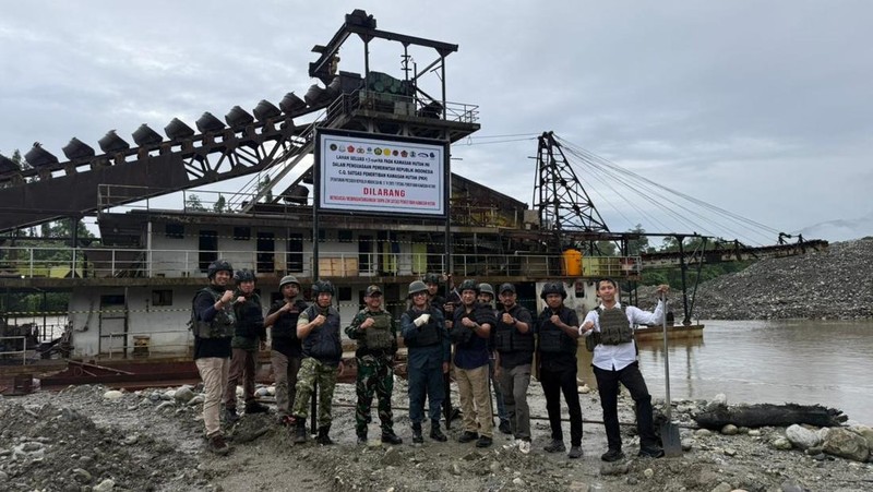 Satuan Tugas Penegakan Hukum (Satgas PKH) Korwil Nabire menertibkan aktivitas Penambangan Emas Tanpa Izin (PETI) di kawasan hutan wilayah Siriwo dan Uwapa, Kabupaten Nabire, Papua Tengah, Senin (4/5/2026) dini hari. (Dok. Puspen TNI)