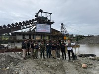 Satuan Tugas Penegakan Hukum (Satgas PKH) Korwil Nabire menertibkan aktivitas Penambangan Emas Tanpa Izin (PETI) di kawasan hutan wilayah Siriwo dan Uwapa, Kabupaten Nabire, Papua Tengah, Senin (4/5/2026) dini hari. (Dok. Puspen TNI)