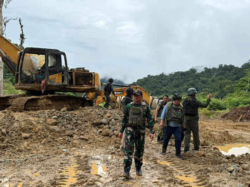 Satuan Tugas Penegakan Hukum (Satgas PKH) Korwil Nabire menertibkan aktivitas Penambangan Emas Tanpa Izin (PETI) di kawasan hutan wilayah Siriwo dan Uwapa, Kabupaten Nabire, Papua Tengah, Senin (4/5/2026) dini hari. (Dok. Puspen TNI)