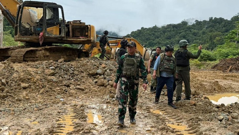 Satuan Tugas Penegakan Hukum (Satgas PKH) Korwil Nabire menertibkan aktivitas Penambangan Emas Tanpa Izin (PETI) di kawasan hutan wilayah Siriwo dan Uwapa, Kabupaten Nabire, Papua Tengah, Senin (4/5/2026) dini hari.
