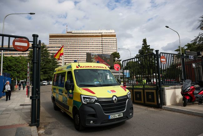 Sebuah ambulans melaju keluar dari Rumah Sakit Militer Gomez Ulla di Madrid, tempat 14 penumpang Spanyol dari MV Hondius, kapal pesiar mewah yang terkena wabah hantavirus mematikan, akan dikarantina minggu depan, di Madrid, Spanyol, 7 Mei 2026.