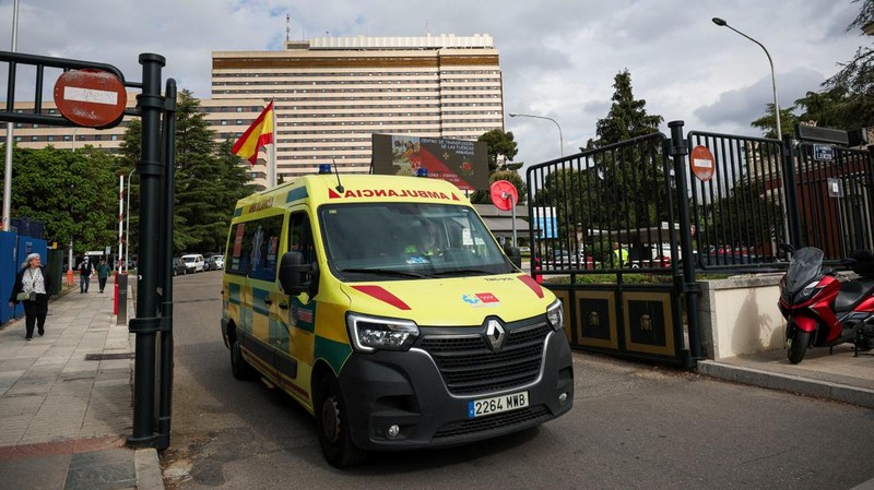 Sebuah ambulans melaju keluar dari Rumah Sakit Militer Gomez Ulla di Madrid, tempat 14 penumpang Spanyol dari MV Hondius, kapal pesiar mewah yang terkena wabah hantavirus mematikan, akan dikarantina minggu depan, di Madrid, Spanyol, 7 Mei 2026.