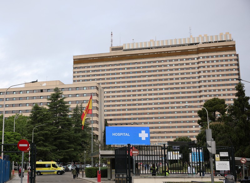 Sebuah ambulans melintas di depan Rumah Sakit Militer Gomez Ulla di Madrid, tempat 14 penumpang Spanyol dari MV Hondius, kapal pesiar mewah yang terkena wabah hantavirus mematikan, akan dikarantina minggu depan, di Madrid, Spanyol, 7 Mei 2026. (REUTERS/Isabel Infantes)