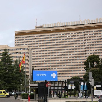 Sebuah ambulans melintas di depan Rumah Sakit Militer Gomez Ulla di Madrid, tempat 14 penumpang Spanyol dari MV Hondius, kapal pesiar mewah yang terkena wabah hantavirus mematikan, akan dikarantina minggu depan, di Madrid, Spanyol, 7 Mei 2026. (REUTE