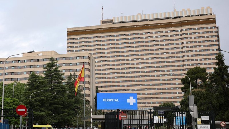 Sebuah ambulans melintas di depan Rumah Sakit Militer Gomez Ulla di Madrid, tempat 14 penumpang Spanyol dari MV Hondius, kapal pesiar mewah yang terkena wabah hantavirus mematikan, akan dikarantina minggu depan, di Madrid, Spanyol, 7 Mei 2026. (REUTE