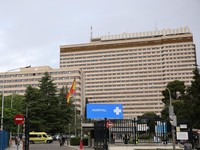 Sebuah ambulans melintas di depan Rumah Sakit Militer Gomez Ulla di Madrid, tempat 14 penumpang Spanyol dari MV Hondius, kapal pesiar mewah yang terkena wabah hantavirus mematikan, akan dikarantina minggu depan, di Madrid, Spanyol, 7 Mei 2026. (REUTE
