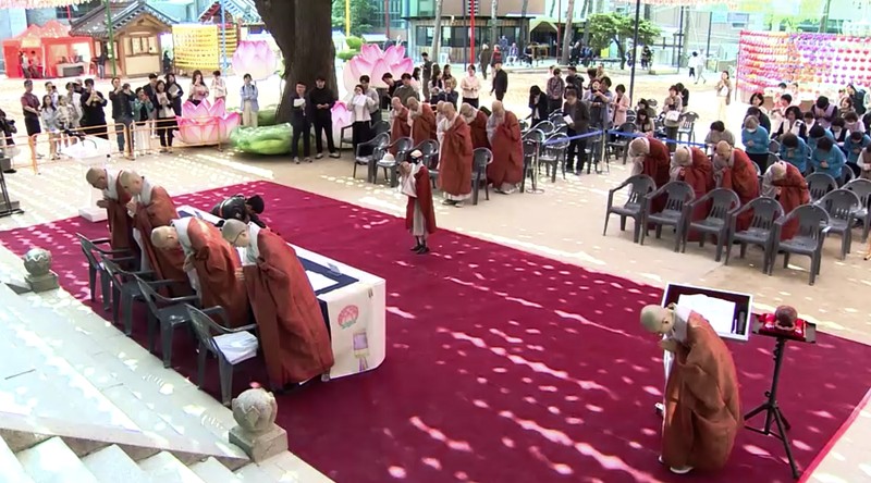 Humanoid robot Gabi folds its hands during a precept ceremony at a temple in Seoul, South Korea, May 6, 2026.    Yonhap via REUTERS   THIS IMAGE HAS BEEN SUPPLIED BY A THIRD PARTY. NO RESALES. NO ARCHIVES. SOUTH KOREA OUT. NO COMMERCIAL OR EDITORIAL SALES IN SOUTH KOREA.
