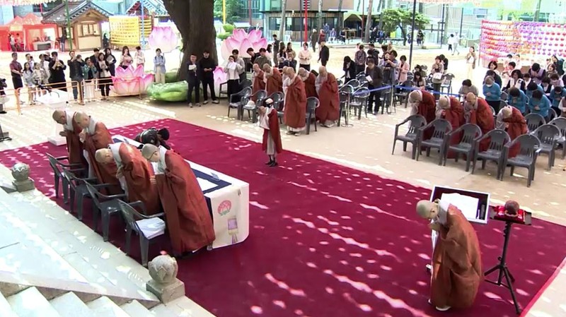Sebuah robot biksu humanoid pertama di Korea Selatan resmi diperkenalkan kepada publik di Kuil Jogye, Rabu (6/5/2026), menjelang perayaan Hari Raya Waisak atau Hari Ulang Tahun Buddha. (Yonhap News Television via Reuters)