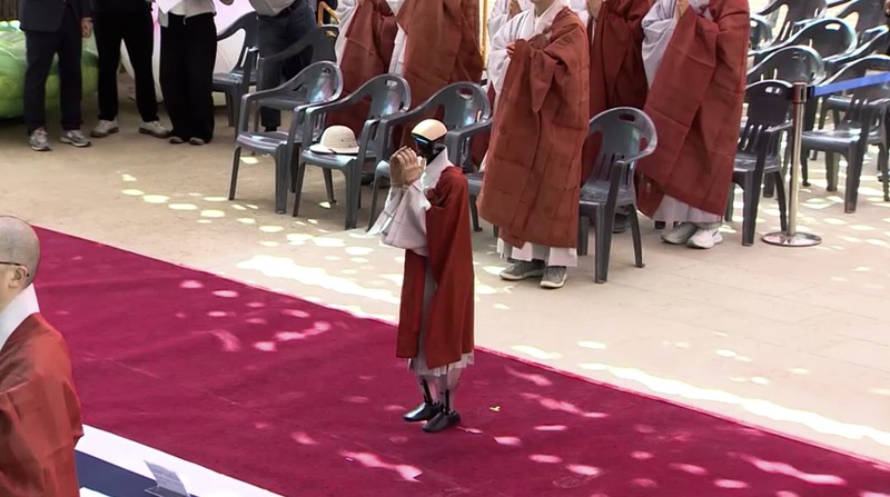 Humanoid robot Gabi folds its hands during a precept ceremony at a temple in Seoul, South Korea, May 6, 2026.    Yonhap via REUTERS   THIS IMAGE HAS BEEN SUPPLIED BY A THIRD PARTY. NO RESALES. NO ARCHIVES. SOUTH KOREA OUT. NO COMMERCIAL OR EDITORIAL SALES IN SOUTH KOREA.
