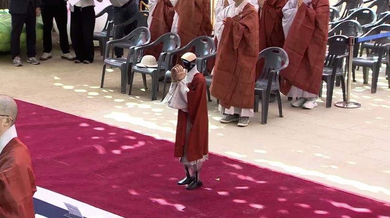 Sebuah robot biksu humanoid pertama di Korea Selatan resmi diperkenalkan kepada publik di Kuil Jogye, Rabu (6/5/2026), menjelang perayaan Hari Raya Waisak atau Hari Ulang Tahun Buddha. (Yonhap News Television via Reuters)