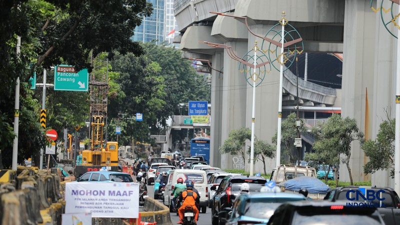 Sejumlah kendaraan melewati Jalan H.R. Rasuna Said, Kuningan, Jakarta, Kamis (7/5/2026). (CNBC Indonesia/Tri Susilo)