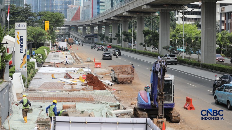 Sejumlah kendaraan melewati Jalan H.R. Rasuna Said, Kuningan, Jakarta, Kamis (7/5/2026). (CNBC Indonesia/Tri Susilo)