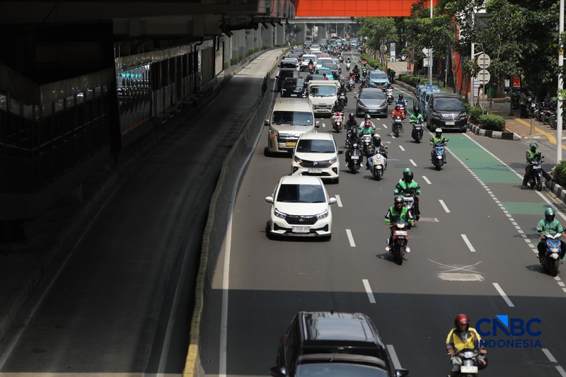 Sejumlah kendaraan melewati Jalan H.R. Rasuna Said, Kuningan, Jakarta, Kamis (7/5/2026). (CNBC Indonesia/Tri Susilo)