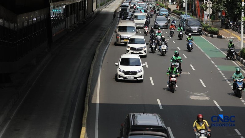 Sejumlah kendaraan melewati Jalan H.R. Rasuna Said, Kuningan, Jakarta, Kamis (7/5/2026).