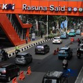 Sejumlah kendaraan melewati Jalan H.R. Rasuna Said, Kuningan, Jakarta, Kamis (7/5/2026). (CNBC Indonesia/Tri Susilo)
