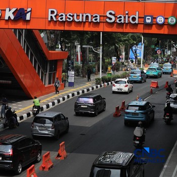 Sejumlah kendaraan melewati Jalan H.R. Rasuna Said, Kuningan, Jakarta, Kamis (7/5/2026). (CNBC Indonesia/Tri Susilo)