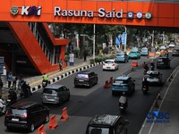 Sejumlah kendaraan melewati Jalan H.R. Rasuna Said, Kuningan, Jakarta, Kamis (7/5/2026). (CNBC Indonesia/Tri Susilo)