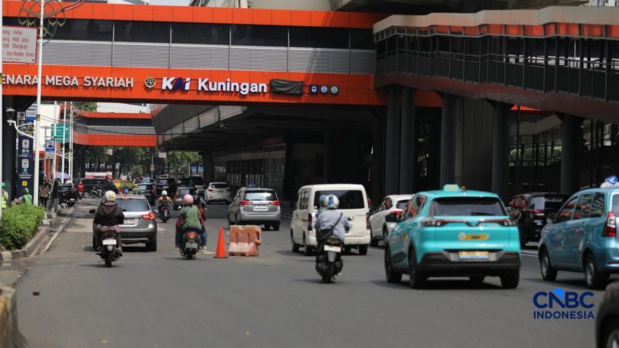 Sejumlah kendaraan melewati Jalan H.R. Rasuna Said, Kuningan, Jakarta, Kamis (7/5/2026). (CNBC Indonesia/Tri Susilo)