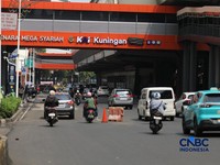 Sejumlah kendaraan melewati Jalan H.R. Rasuna Said, Kuningan, Jakarta, Kamis (7/5/2026). (CNBC Indonesia/Tri Susilo)