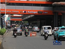 Sejumlah kendaraan melewati Jalan H.R. Rasuna Said, Kuningan, Jakarta, Kamis (7/5/2026). (CNBC Indonesia/Tri Susilo)