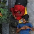 Sejumlah pekerja beristirahat di trotoar Jalan Rasuna Said, Jakarta, Kamis (7/5/2026). (CNBC Indonesia/Tri Susilo)