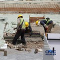 Sejumlah pekerja beristirahat di trotoar Jalan Rasuna Said, Jakarta, Kamis (7/5/2026). (CNBC Indonesia/Tri Susilo)