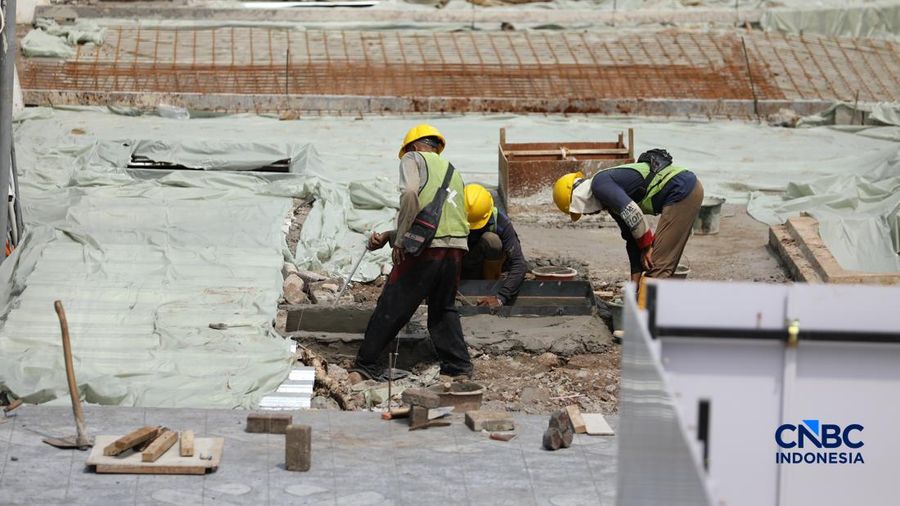 Sejumlah pekerja beristirahat di trotoar Jalan Rasuna Said, Jakarta, Kamis (7/5/2026). (CNBC Indonesia/Tri Susilo)