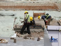 Sejumlah pekerja beristirahat di trotoar Jalan Rasuna Said, Jakarta, Kamis (7/5/2026). (CNBC Indonesia/Tri Susilo)