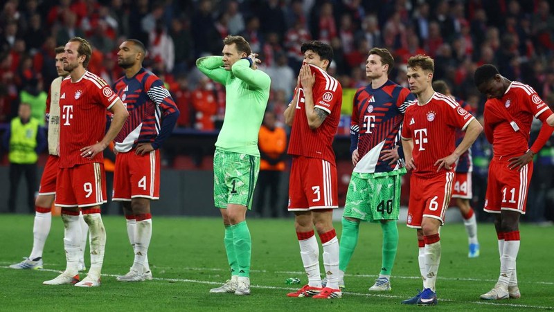Soccer Football - UEFA Champions League - Semi Final - Second Leg - Bayern Munich v Paris St Germain - Allianz Arena, Munich, Germany - May 6, 2026 Bayern Munich's Manuel Neuer with teammates look dejected after the match REUTERS/Kai Pfaffenbach