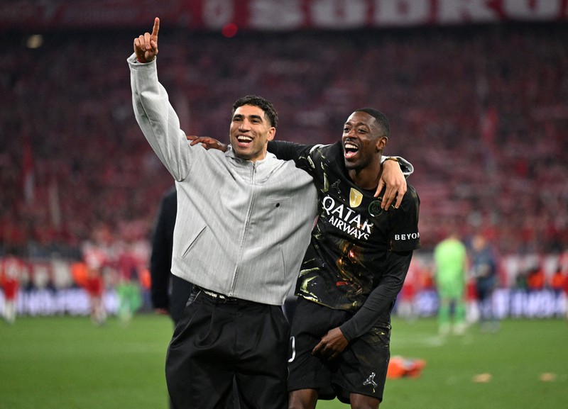 Soccer Football - UEFA Champions League - Semi Final - Second Leg - Bayern Munich v Paris St Germain - Allianz Arena, Munich, Germany - May 6, 2026 Paris St Germain's Fabian Ruiz with teammates celebrate after reaching the UEFA Champions League final REUTERS/Angelika Warmuth