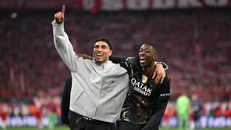 Soccer Football - UEFA Champions League - Semi Final - Second Leg - Bayern Munich v Paris St Germain - Allianz Arena, Munich, Germany - May 6, 2026 Paris St Germain's Achraf Hakimi and Ousmane Dembele celebrate after reaching the UEFA Champions Leagu