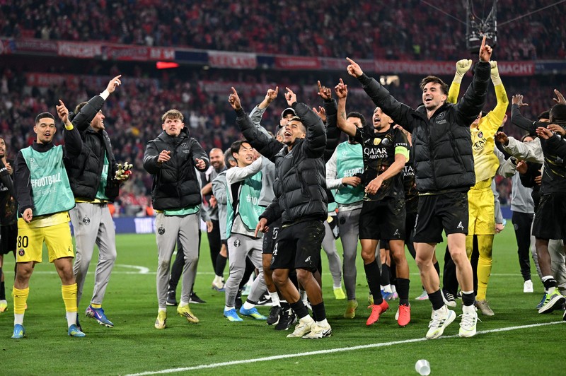 Soccer Football - UEFA Champions League - Semi Final - Second Leg - Bayern Munich v Paris St Germain - Allianz Arena, Munich, Germany - May 6, 2026 Paris St Germain's Fabian Ruiz with teammates celebrate after reaching the UEFA Champions League final REUTERS/Angelika Warmuth