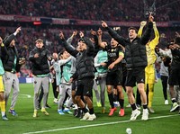 Soccer Football - UEFA Champions League - Semi Final - Second Leg - Bayern Munich v Paris St Germain - Allianz Arena, Munich, Germany - May 6, 2026 Paris St Germain's Fabian Ruiz with teammates celebrate after reaching the UEFA Champions League final