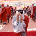 Robot humanoid Gabi melipat tangannya selama upacara pembacaan mantra di sebuah kuil di Seoul, Korea Selatan, 6 Mei 2026. Yonhap via REUTERS