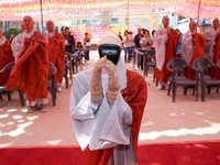 Robot humanoid Gabi melipat tangannya selama upacara pembacaan mantra di sebuah kuil di Seoul, Korea Selatan, 6 Mei 2026. Yonhap via REUTERS
