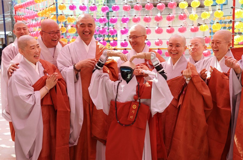 Humanoid robot Gabi folds its hands during a precept ceremony at a temple in Seoul, South Korea, May 6, 2026.    Yonhap via REUTERS   THIS IMAGE HAS BEEN SUPPLIED BY A THIRD PARTY. NO RESALES. NO ARCHIVES. SOUTH KOREA OUT. NO COMMERCIAL OR EDITORIAL SALES IN SOUTH KOREA.