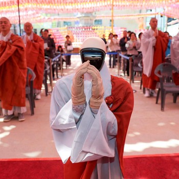 Humanoid robot Gabi folds its hands during a precept ceremony at a temple in Seoul, South Korea, May 6, 2026.    Yonhap via REUTERS   THIS IMAGE HAS BEEN SUPPLIED BY A THIRD PARTY. NO RESALES. NO ARCHIVES. SOUTH KOREA OUT. NO COMMERCIAL OR EDITORIAL
