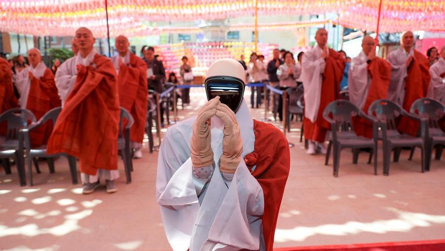 Humanoid robot Gabi folds its hands during a precept ceremony at a temple in Seoul, South Korea, May 6, 2026.    Yonhap via REUTERS   THIS IMAGE HAS BEEN SUPPLIED BY A THIRD PARTY. NO RESALES. NO ARCHIVES. SOUTH KOREA OUT. NO COMMERCIAL OR EDITORIAL