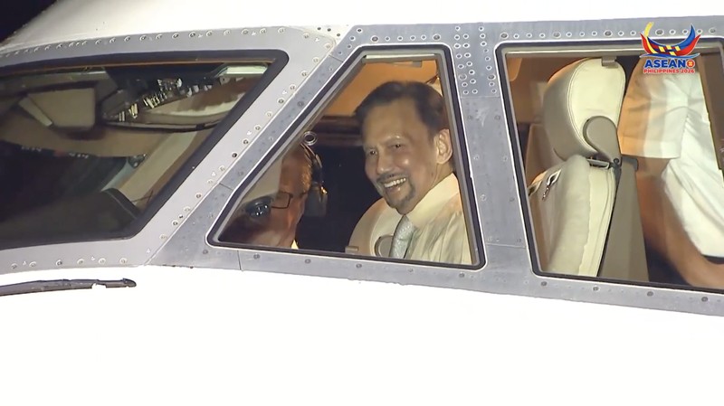 Sultan Brunei Darussalam, Hassanal Bolkiah, tiba di Cebu, Filipina, untuk menghadiri rangkaian Konferensi Tingkat Tinggi (KTT) ASEAN 2026 pada Rabu (6/5/2026) malam. (Tangkapan Layar Video Facebook/ASEAN 2026 PH)