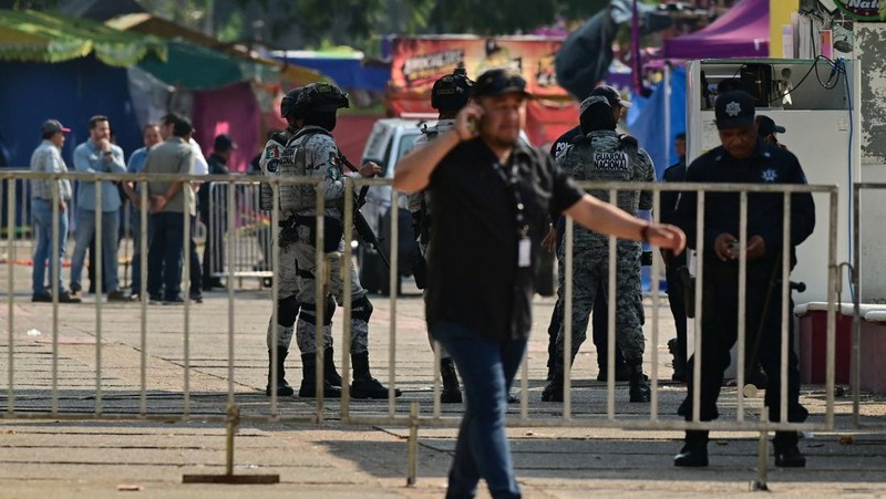 Anggota Garda Nasional beroperasi di lokasi kejadian setelah kebakaran mematikan di sebuah tempat pameran besar tempat konser musik yang dihadiri ribuan orang berlangsung, di Villahermosa, negara bagian Tabasco, Meksiko, 7 Mei 2026.