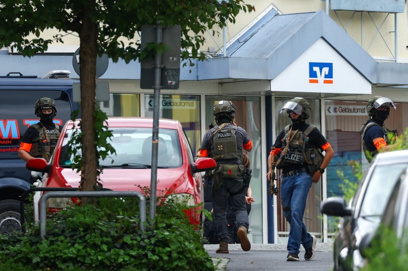Anggota pasukan polisi khusus Jerman beroperasi di depan cabang bank tabungan di tengah respons terhadap situasi penyanderaan di kota Sinzig, dekat Bonn, di negara bagian Rhineland-Palatinate, Jerman, 8 Mei 2026. (REUTERS/Thilo Schmuelgen)