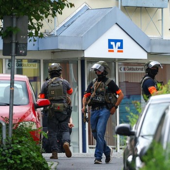 Anggota pasukan polisi khusus Jerman beroperasi di depan cabang bank tabungan di tengah respons terhadap situasi penyanderaan di kota Sinzig, dekat Bonn, di negara bagian Rhineland-Palatinate, Jerman, 8 Mei 2026. (REUTERS/Thilo Schmuelgen)