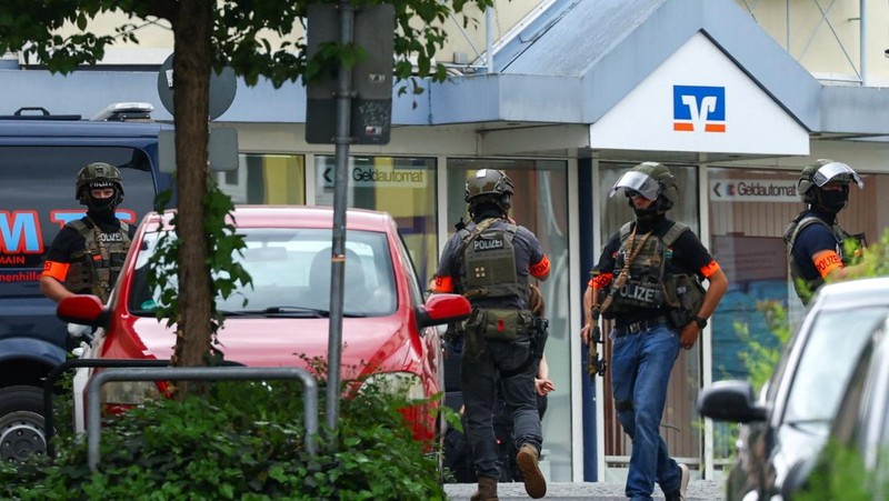 Anggota pasukan polisi khusus Jerman beroperasi di depan cabang bank tabungan di tengah respons terhadap situasi penyanderaan di kota Sinzig, dekat Bonn, di negara bagian Rhineland-Palatinate, Jerman, 8 Mei 2026. (REUTERS/Thilo Schmuelgen)