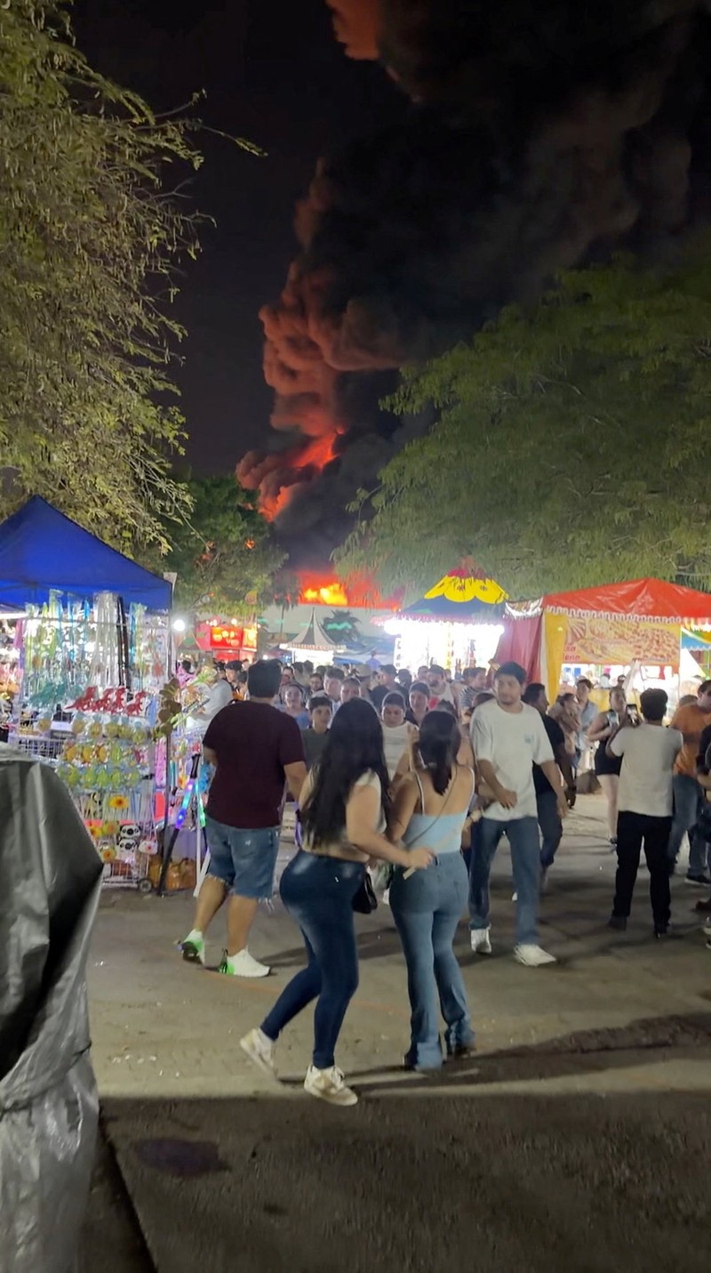 Sebuah tayangan drone menunjukkan dampak dari kebakaran mematikan di sebuah lokasi pameran besar tempat konser musik yang dihadiri ribuan orang berlangsung, di Villahermosa, negara bagian Tabasco, Meksiko, 7 Mei 2026. (REUTERS/Luis Manuel Lopez)